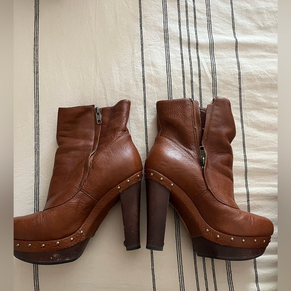 Ugg heeled boots, size 7, used in good condition - Picture 4 of 6